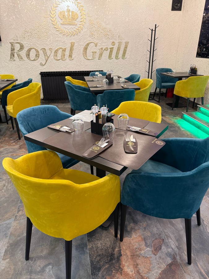 Royal Grill Unutra iznad teksta
